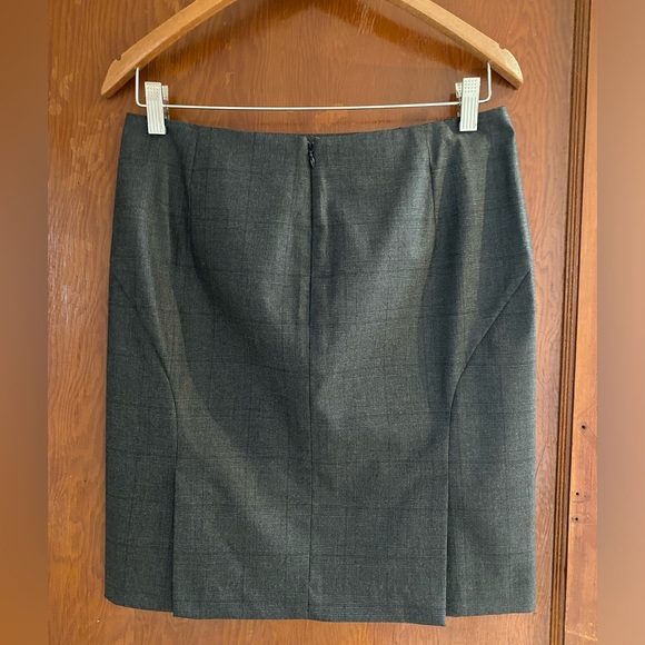 Banana Republic classic straight skirt. - Picture 2 of 2